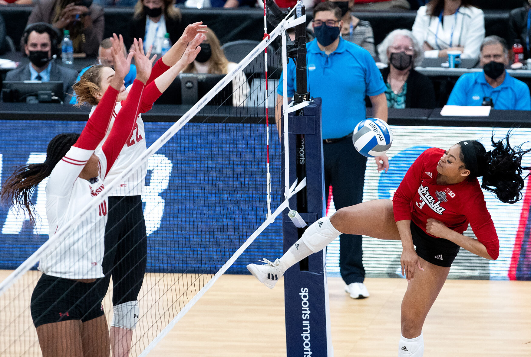 121921-owh-spo-nuvolley48.jpg